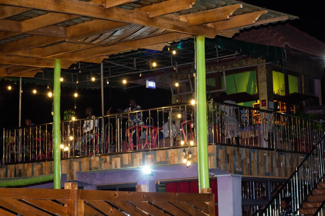 Triple Hill Hotel Weija エクステリア 写真