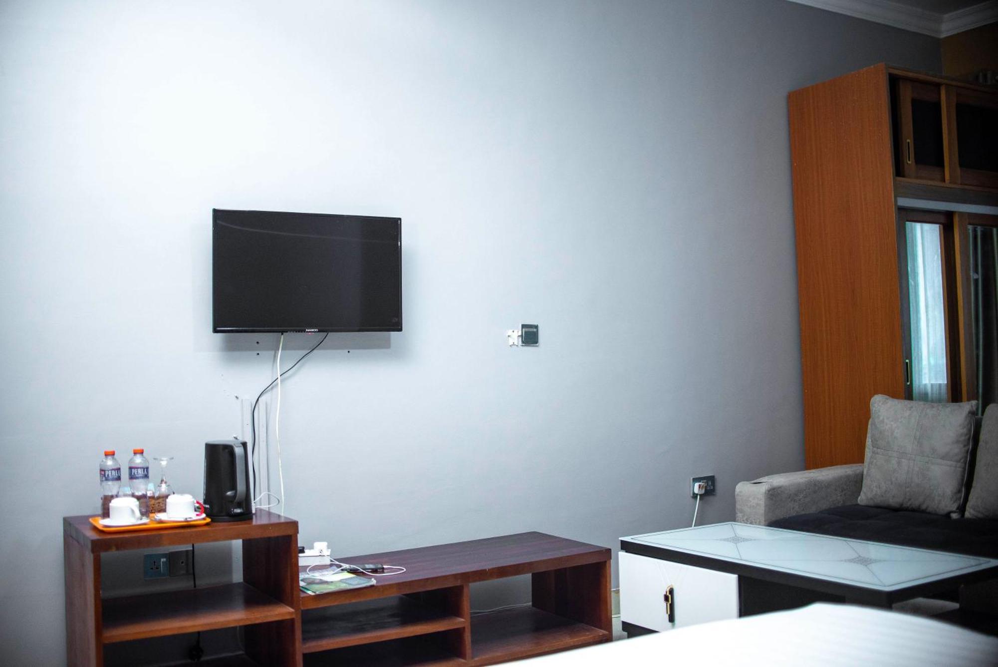Triple Hill Hotel Weija エクステリア 写真