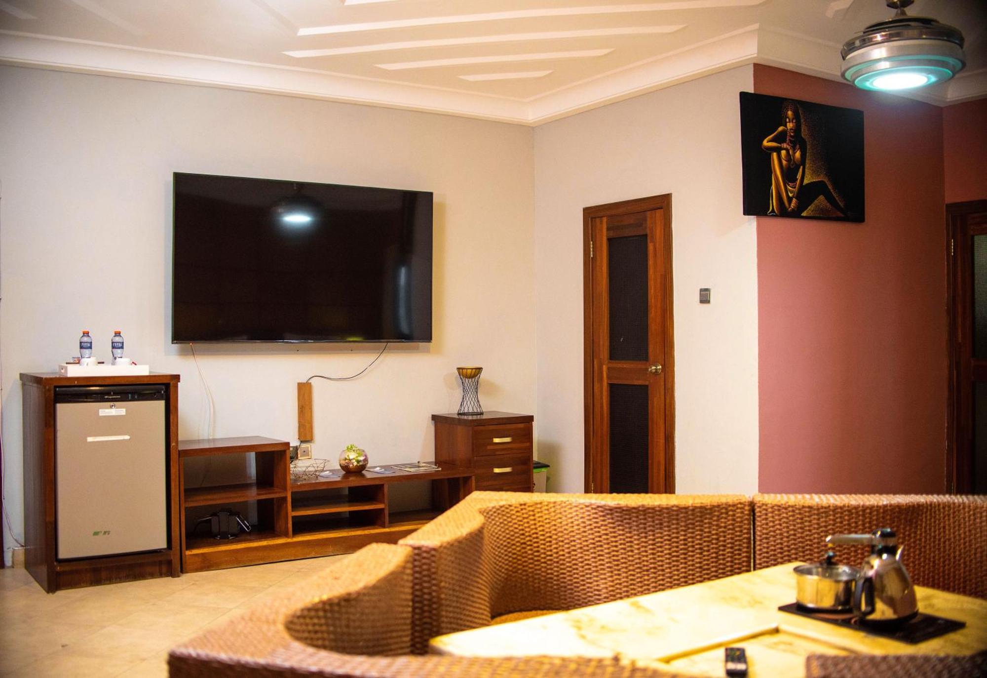 Triple Hill Hotel Weija エクステリア 写真