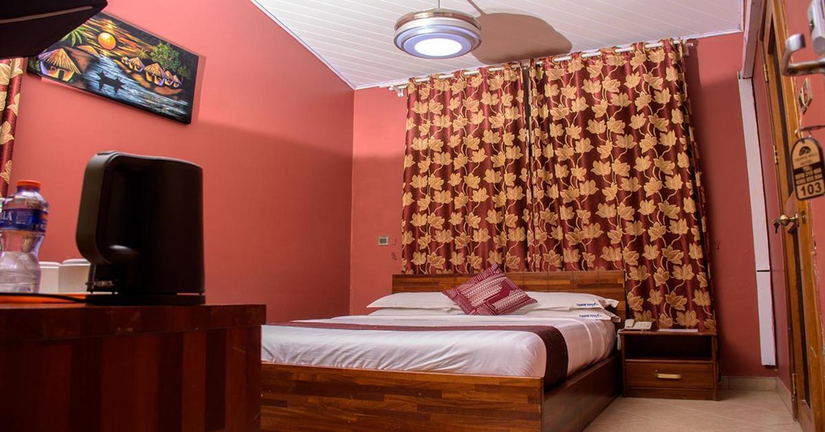 Triple Hill Hotel Weija エクステリア 写真