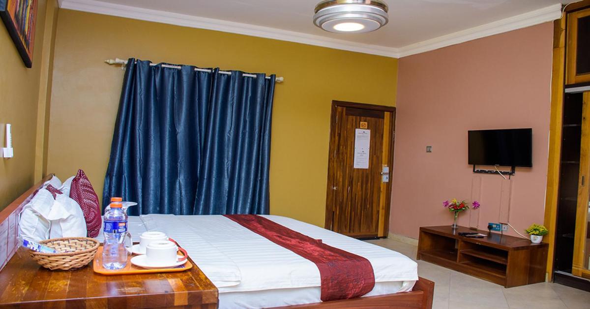 Triple Hill Hotel Weija エクステリア 写真